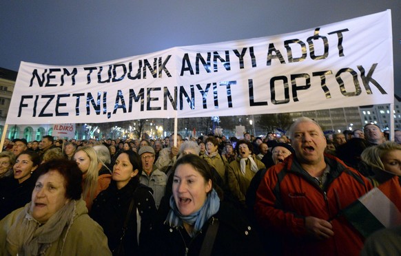 Tausende gingen am Montag in Ungarn auf die Strasse um gegen ihren Präsidenten zu demonstrieren.&nbsp;