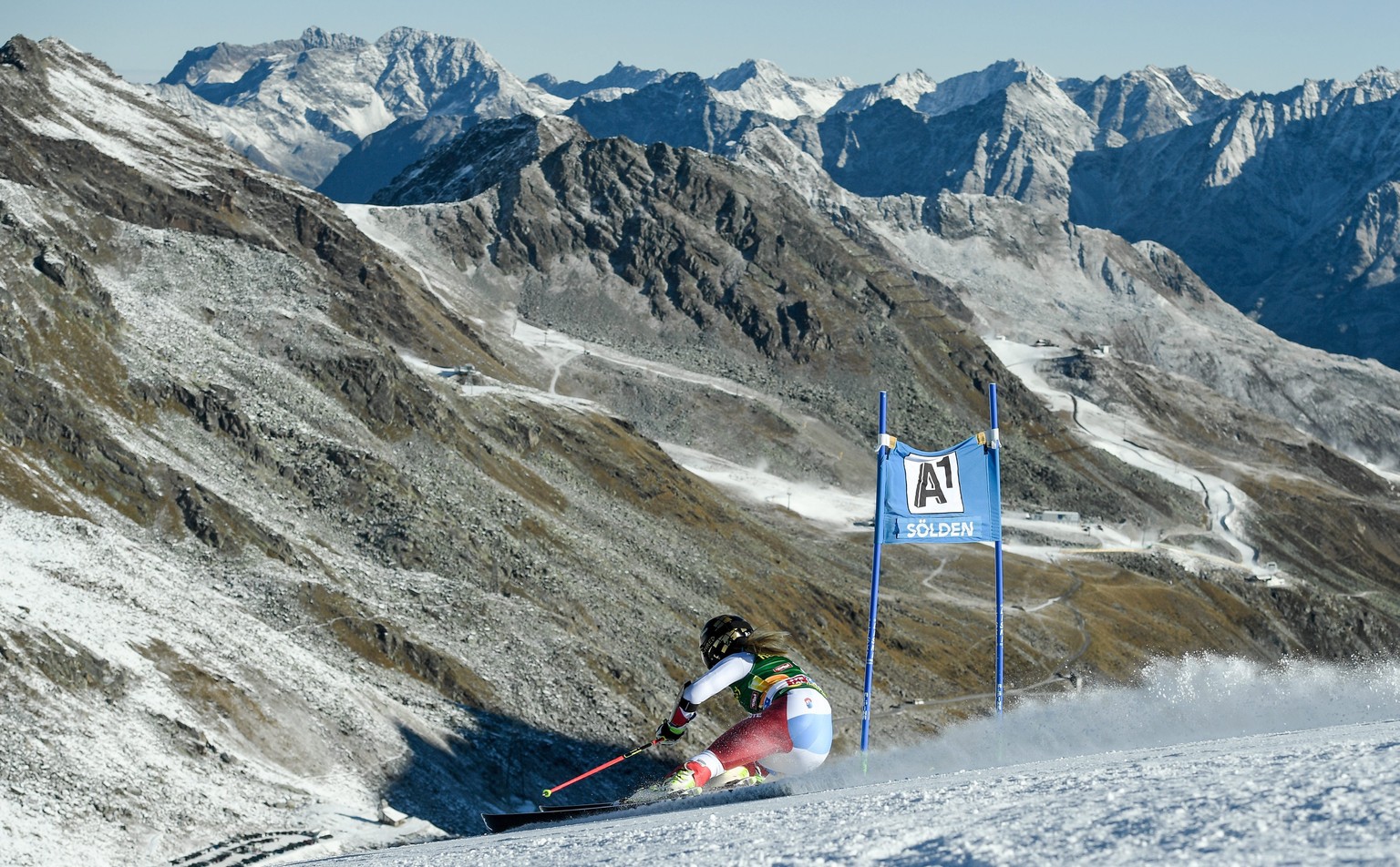 epa05597398 Lara Gut of Switzerland in action during the first run of the women&#039;s Giant Slalom race of the FIS Alpine Ski World Cup season on the Rettenbach glacier, in Soelden, Austria, 22 Octob ...