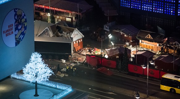 Eine Schneise der Verwüstung ist am 20.12.2016 auf dem Weihnachtsmarkt am Breitscheidplatz in Berlin zu sehen. Bei dem möglichen Anschlag mit einem Lastwagen auf den Weihnachtsmarkt an der Gedächtnisk ...