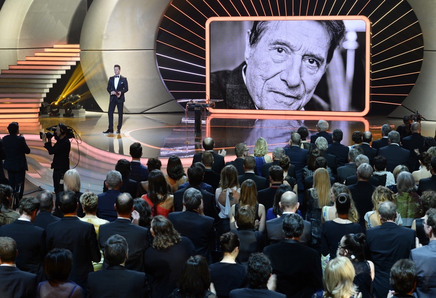 Udo Jürgens erhielt posthum den Swiss Award für sein Lebenswerk. Manager Freddy Burger verlas einen Brief, den er an Jürgens geschrieben hatte. 
