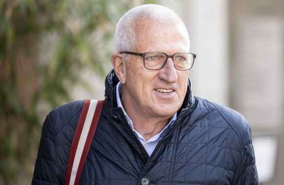 Nachrichten Linkding Der ehemalige Raiffeisenchef Pierin Vincenz erscheint mit Anwalt Lorenz Erni zum Raiffeisen-Prozess des Zuercher Bezirksgerichts vor dem Volkshaus, am Dienstag, 22. Maerz 2022, in Zuerich. Die Staatsa ...