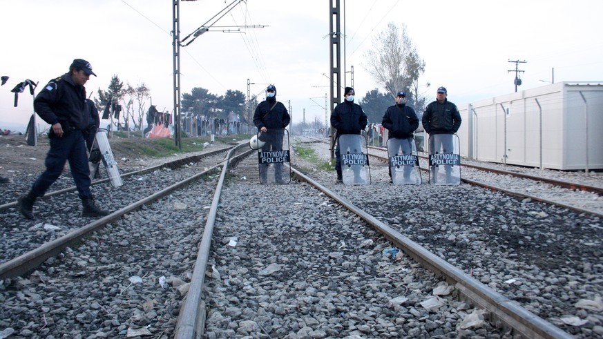 Die Grenze beim Bahnübergang wird rund um die Uhr von griechischen Polizisten überwacht.