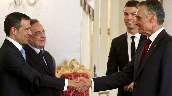 Geballte Fussballmacht: Berater Mendes, Real-Präsident Perez, Ronaldo, Portugals Staatspräsident Silva (von links).