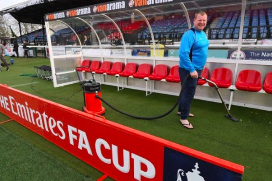 Schon vor dem Spiel kultig: Sutton-Ersatzgoalie Wayne Shaw bringt die Ersatzbank in den Flip-Flops auf Vordermann.