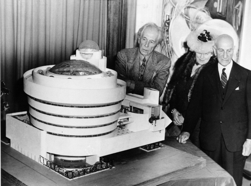1945: Wright, Solomon Guggenheim und die Baroness Hilla Rebay schauen sich das Modell für das Guggenheim-Museum in New York an. Solomon erlebte die Eröffnung nicht mehr, er starb 1949 im Alter von 88  ...