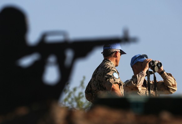 epa04377053 UN peacekeeper troops monitor the area at the Israeli Syrian border, next to Quneitra crossing, the only border crossing between Israel and Syrian border in the Golan Heights, 31 August 20 ...