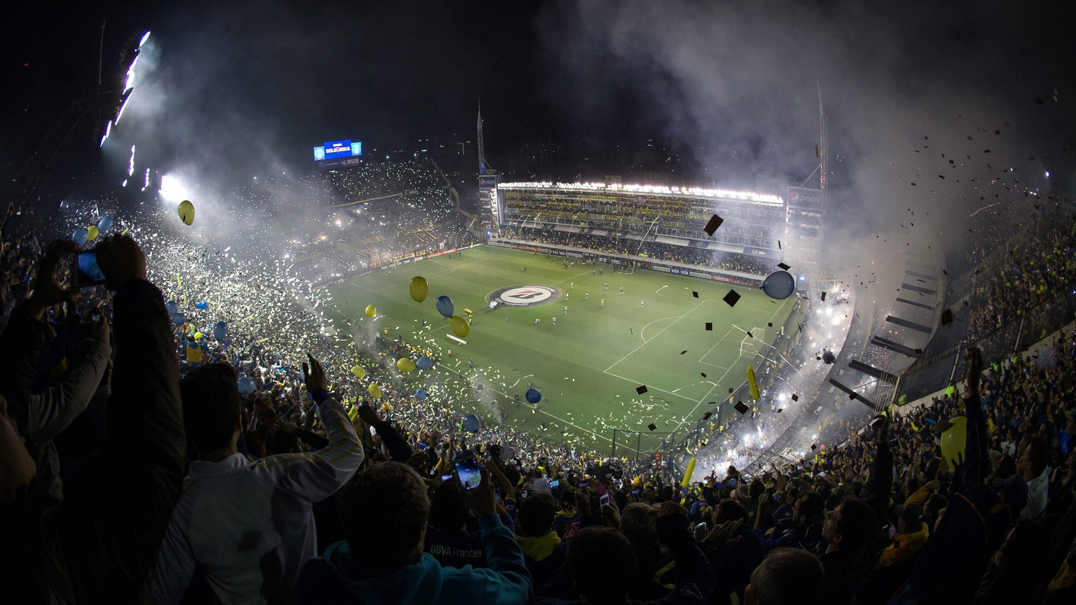 epa04749062 A view of the soccer field seen from the stands during the Libertadores Cup match between the Boca Juniors and River Plate at La Bombonera stadium in Buenos Aires, Argentina, 14 May 2015.  ...