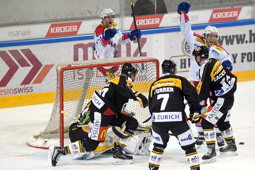 Kloten&#039;s player Daniele Grassi right, celebrate the 1 - 3 goal, during the preliminary round game of National League A (NLA) Swiss Championship 2016/17 between HC Lugano and EHC Kloten, at the ic ...