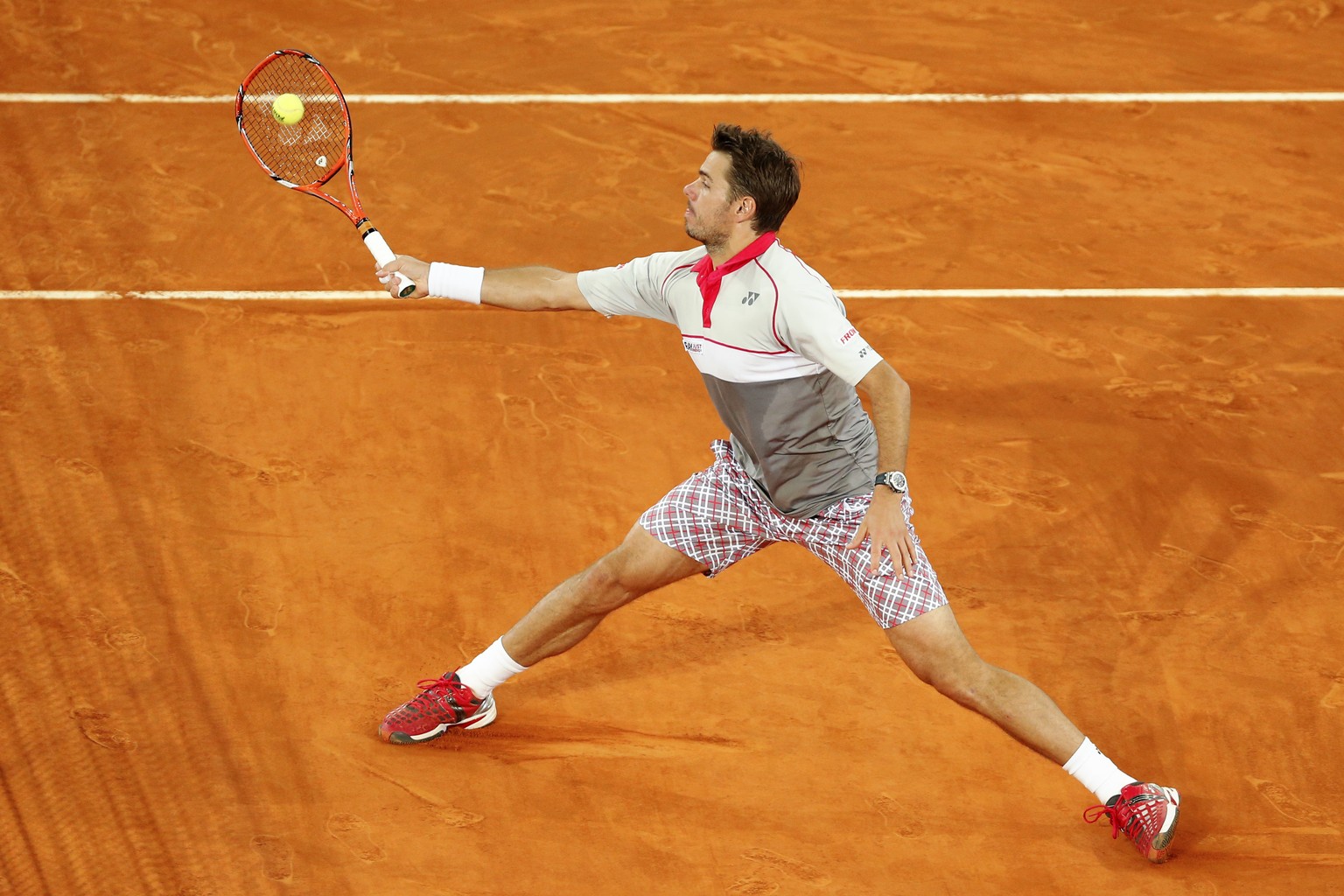 Wawrinka streckt sich heute vergebens, der Romand muss in Madrid die Segel streichen.