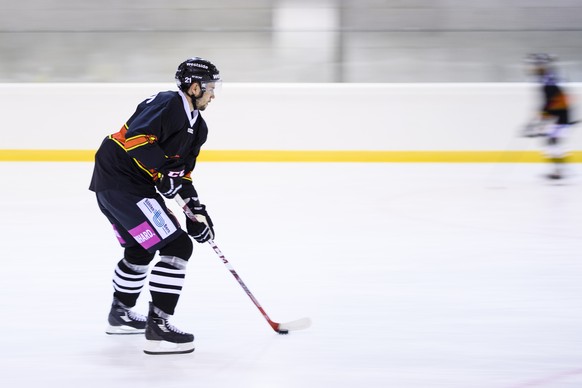 Simon Moser des SC Bern beim zweiten Eistraining der neuen Saison, am Montag, 2. August 2016, in der Postfinance Arena in Bern. (KEYSTONE/Manuel Lopez)