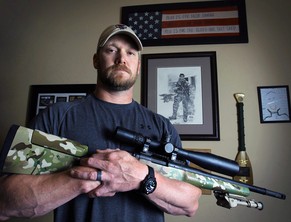 Der bekannte US-Scharfschütze Chris Kyle, Autor des Buchs «American Sniper», posiert 2012 mit seiner Waffe.