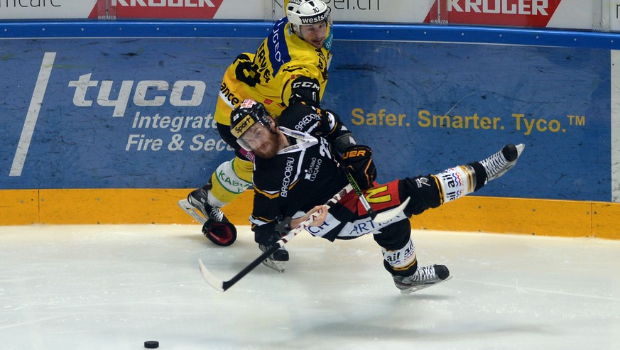 Luganos Stefan Ulmer (vorne) in Schieflage im Duell gegen Berns Siegtorschützen Tristan Scherwey.&nbsp;