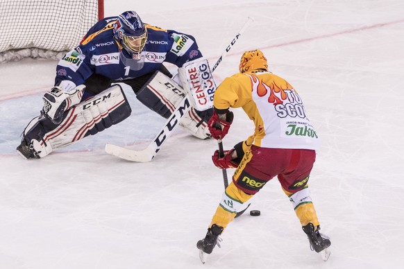 Biel Torhueter Jonas Hiller, links, wehrt den Penalty von Tigers Spieler Christopher DiDomenico ab, im Eishockey Meisterschaftsspiel der National League A zwischen dem EHC Biel und den SCL Tigers, am  ...