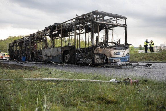 A burnt-out bus of the VBZ near the ETH Zurich, pictured on Tuesday, May 2nd, 2023 in Zurich.  (KEYSTONE/Ennio Leanza)