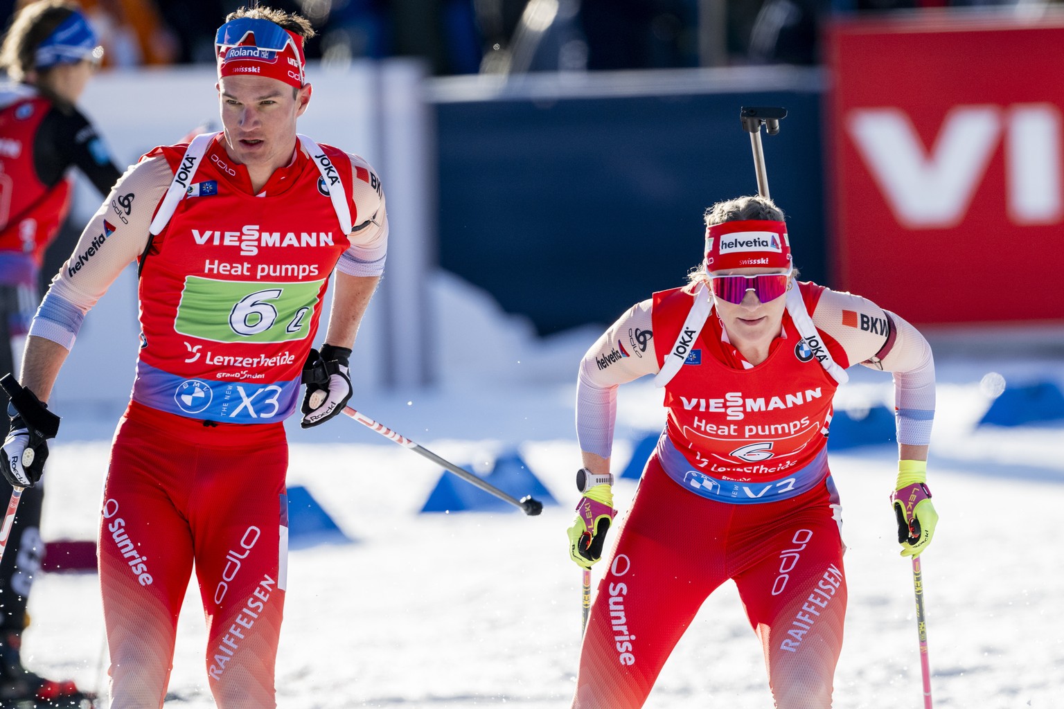 Nachrichten Linkding Niklas Hartweg of Switzerland, left, and Amy Baserga of Switzerland, right, compete during the single mixed relay race at of the IBU Biathlon World Championships, on Thursday, February 20, 2025, in Le ...