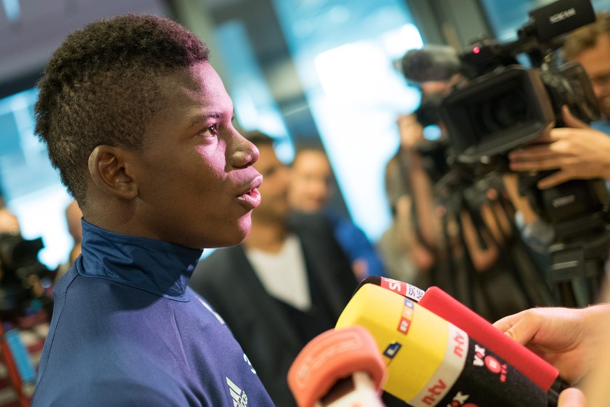 epa05425848 FC Schalke 04 new arrival Breel Embolo talks to journalists at the Veltins Arena in Gelsenkirchen, Germany, 15 July 2016. EPA/MARIUS BECKER