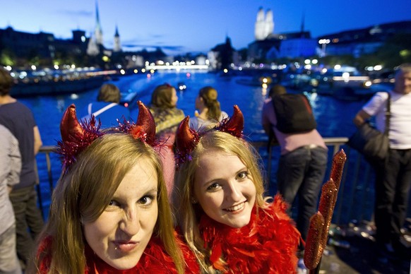 Ausgelassene Stimmung an der Street Parade, am Samstag, 13. August 2011 in Zuerich. Auch dieses Jahr sind wieder Hunderttausende an die alljaehrliche Street Parade gestroemt. (KEYSTONE/Alessandro Dell ...