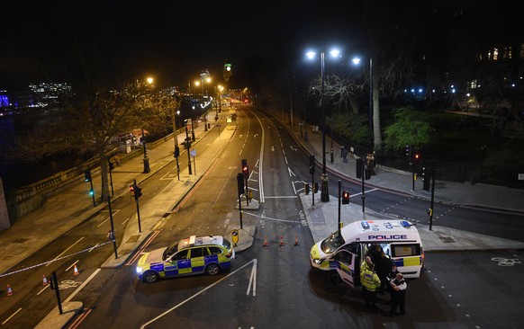 epa05864447 Emergency response workers continue to work over night following major incidents in Westminster Bridge in central London, Britain, 22 March 2017.. Scotland Yard said on 22 March 2017 the p ...