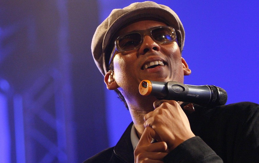 Xavier Naidoo with the Soehne Mannheims during their concert at the Culture and Congress Center KKL Lucerne, during the Blue Balls Festival, Wednesday, July 23, 2008 in Lucerne, Switzerland. (KEYSTONE ...