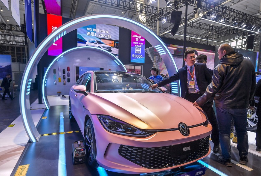 Nachrichten Linkding URUMQI, CHINA - MARCH 13: People view Volkswagen Lingdu L car during 2024 Xinjiang International Auto Show on March 13, 2024 in Urumqi, Xinjiang Uygur Autonomous Region of China. PUBLICATIONxNOTxINxCH ...