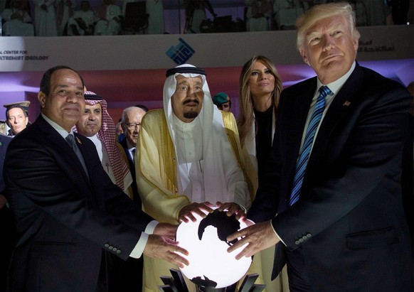 epa05980362 A handout photo made available by the Saudi Press Agency (SPA) shows US President Donald J. Trump (R), US First Lady Melania Trump (R-2), King Salman bin Abdulaziz al-Saud of Saudi Arabia  ...