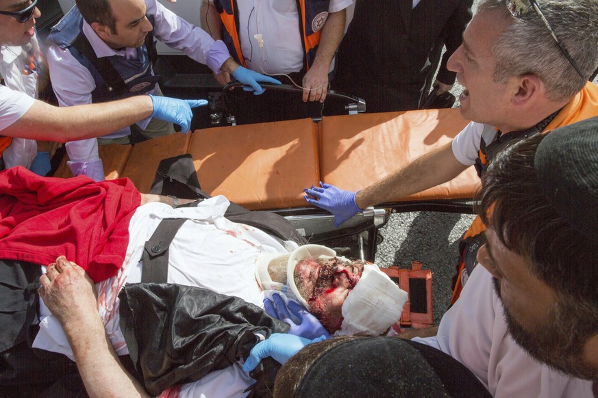 Ein verwundeter Israeli wird am 13. Oktober 2015 in Jerusalem ins Hospital gebracht.