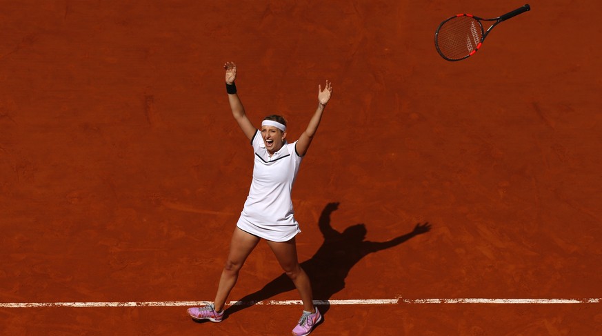 Da fliegt das Racket: Timea Bacsinszky freut sich über den grössten Triumph ihrer Karriere.