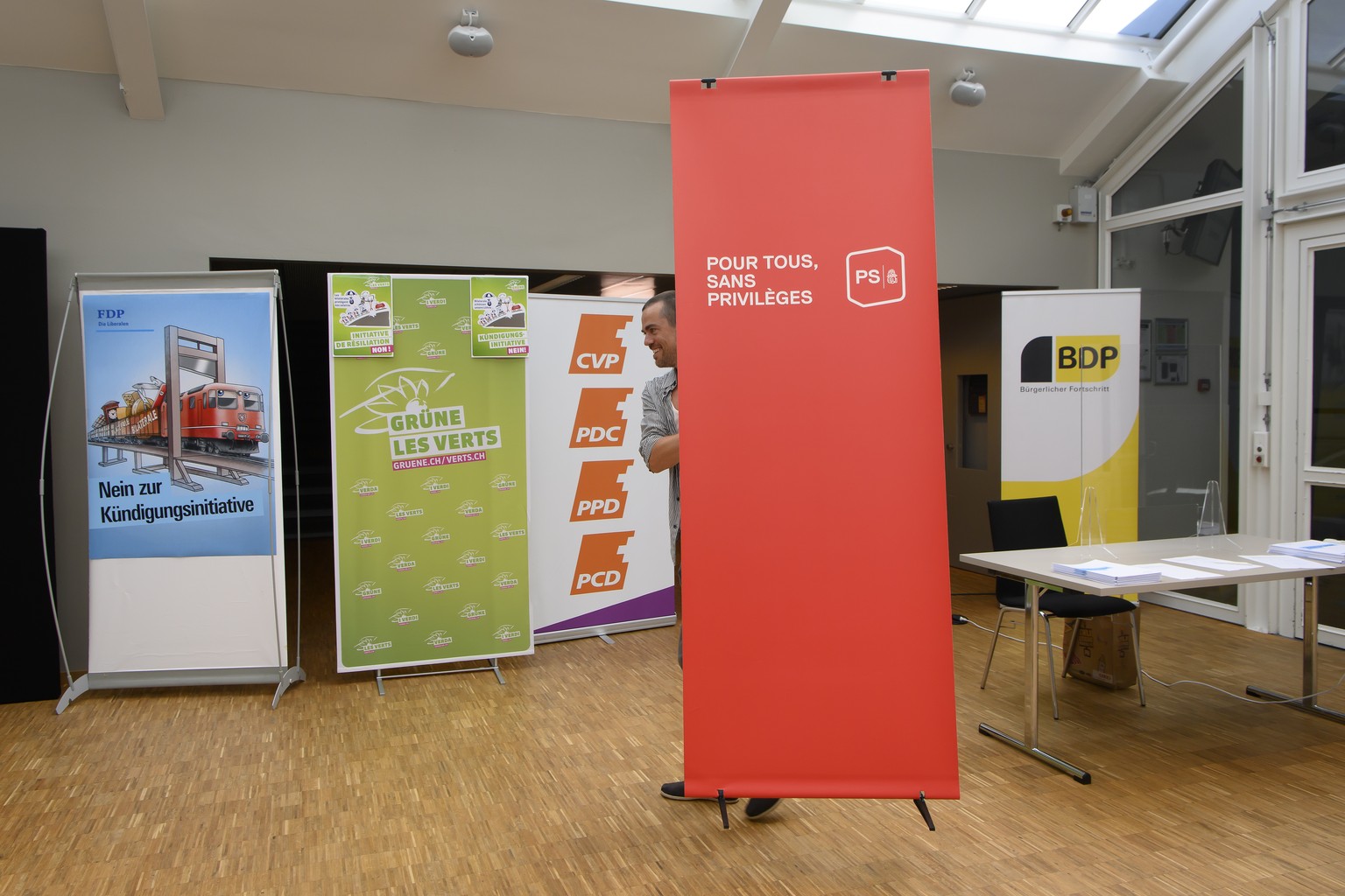 Nicolas Haesler, SP Medienverantwortlicher, traegt ein SP-Plakat vor einer Medienkonferenz ueber das Thema Ueberparteiliches Komitee �NEIN zur Kuendigungsinitiative�, am Dienstag, 30. Juni 2020 in der ...