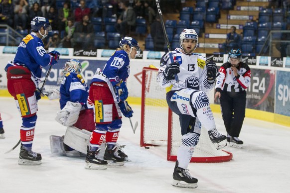 HC Ambri-Piotta Stuermer Marco Mueller feiert seinen Treffer zum 0-1 waehrend dem Eishockey-Meisterschaftsspiel der National League zwischen dem EHC Kloten und dem HC Ambri-Piotta am Samstag, 7. Oktob ...