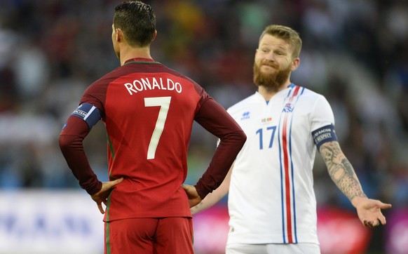 Was willst du? Aron Gunnarsson im Duell mit Cristiano Ronaldo.