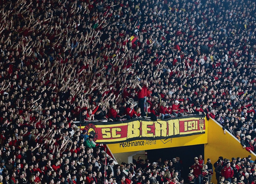 Die Berner Fans waehrend dem dritten Playoff-Finalspiel der National League A zwischen dem SC Bern und den ZSC Lions am Samstag, 7. April 2012 in der Postfinance-Arena in Bern. (KEYSTONE/Peter Klaunze ...