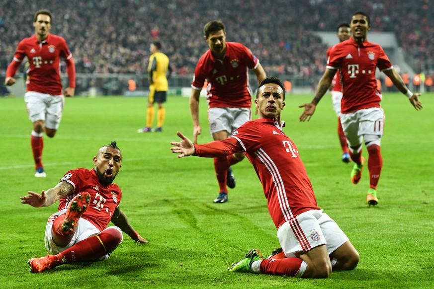 epa05795790 Thiago of Bayern Munich celebrates with team mates after scoring a goal during the UEFA Champions League round of 16 first leg soccer match between Bayern Munich and Arsenal FC at the Alli ...