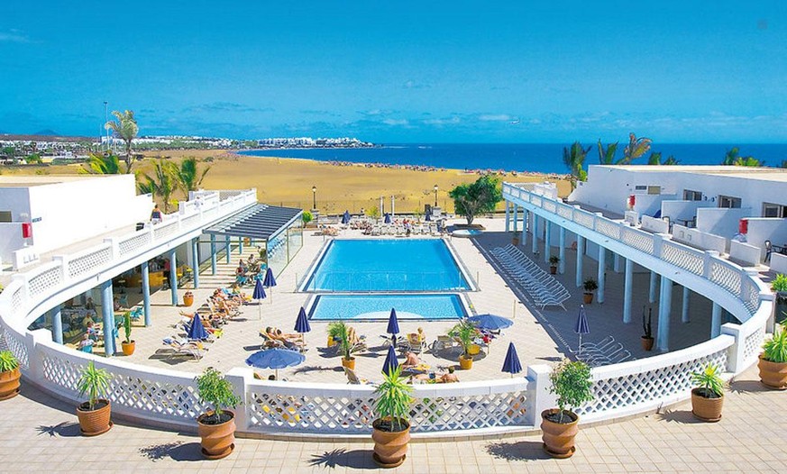 Du hast einen Urlaub auf Lanzarote gebucht? Eine gute Wahl, die kanarische Insel ist eine Perle! Du kannst es kaum erwarten, in den Pool deines Hotels Las Costas zu springen. Yipieh!!!