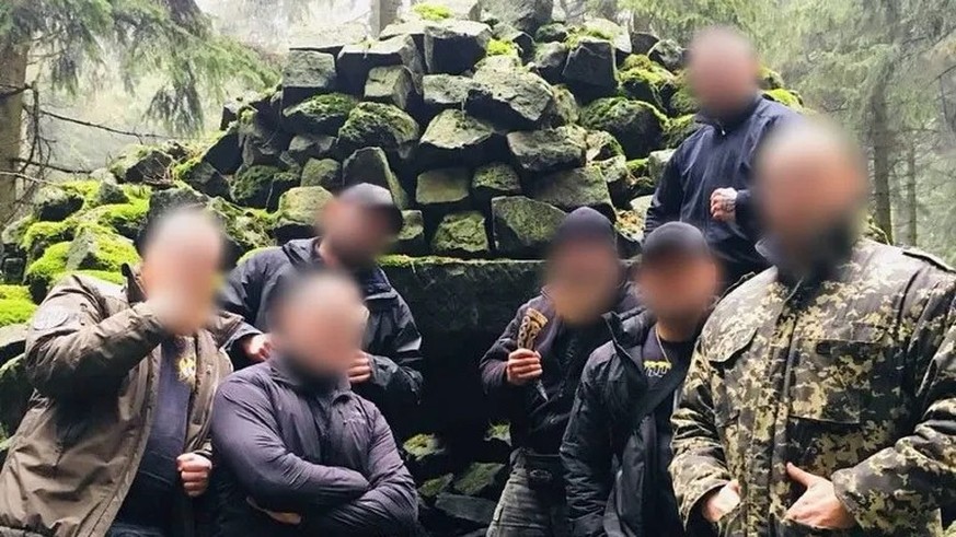 «Nordbund»: Um einen Ex-Soldaten mit besten Verbindungen in die Neonazi- und Rockerszene sammelten sich Kampfsportler und Soldaten. Das Foto entstand bei einem Treffen.