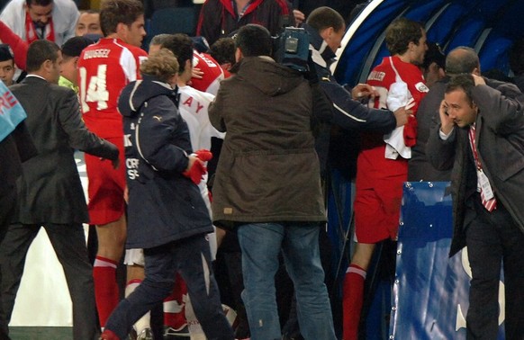16. November 2005: Die Schweiz qualifiziert sich dank Auswärtstorregel für die WM. Nach dem Spiel artet die Situation im Stadion in Istanbul aus.