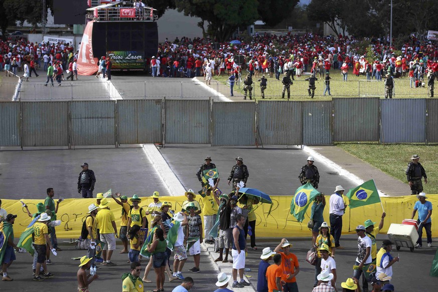Metallzaun vor dem Parlament in Brasilia, der Anhänger und Gegner von Präsidentin Rousseff trennt.&nbsp;