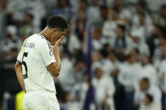 Nachrichten Linkding epa12035890 Real Madrid's Jude Bellingham looks on after conceding the 1-2 goal during the UEFA Champions League quarter final 2nd leg soccer match between Real Madrid and Arsenal FC, in Madrid,  ...