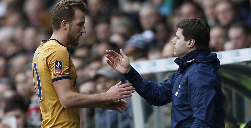 Britain Football Soccer - Fulham v Tottenham Hotspur - FA Cup Fifth Round - Craven Cottage - 19/2/17 Tottenham&#039;s Harry Kane with manager Mauricio Pochettino as he is substituted Action Images via ...