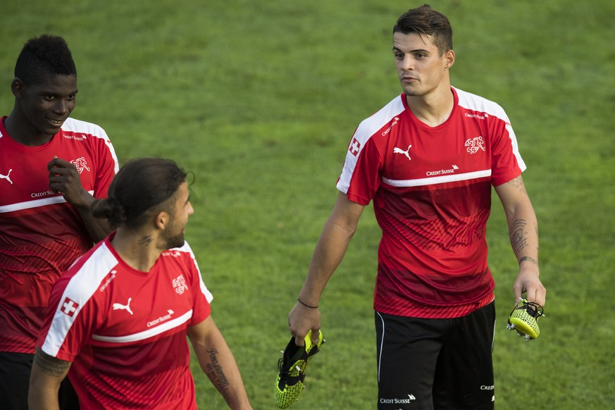 Breel Embolo, Ricardo Rodriguez und Granit Xhaka, von links, beim Training der Schweizer Fussball-Nationalmannschaft in Rapperswil-Jona, am Donnerstag, 1. September 2016. (KEYSTONE/Gian Ehrenzeller)