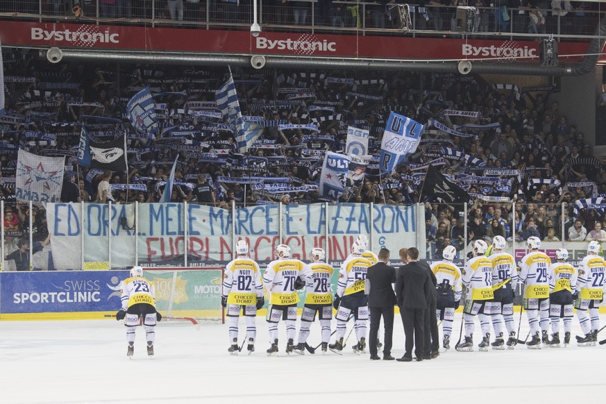 Ambris Spieler und Staff verabschieden sich nach dem vierten Spiel der Ligaqualifikation, zwischen dem SC Langenthal und dem HC Ambri-Piotta, am Donnerstag, 13. April 2017, in der Eishalle Schoren in  ...