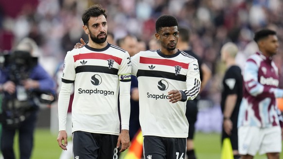 Nachrichten Linkding Manchester United's Bruno Fernandes (left) and Amad Diallo react after the English Premier League soccer match between West Ham United and Manchester United at the London Stadium in London, Sunda ...