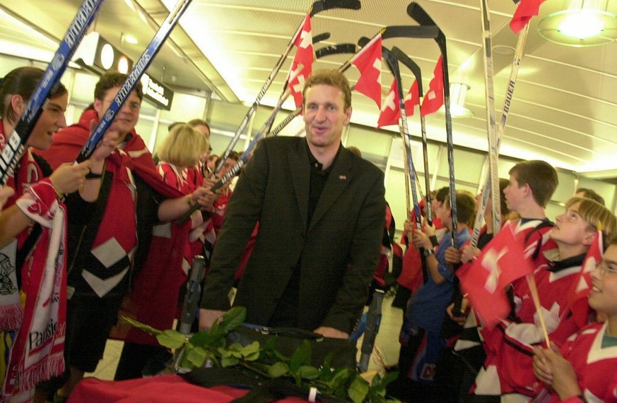 Trainer Ralph Krueger, und die erfolgreiche Schweizer Eishockey Nationalmannschaft werden am Samstag, 13. Mai 2000 auf dem Flughafen Zuerich-Kloten, nach der Rueckkehr von der Eishockey WM in St. Pete ...