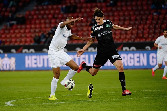 FCZ-Stürmer Franck Etoundi verliert kurz vor dem 1:0 seinen linken Schuh.&nbsp;