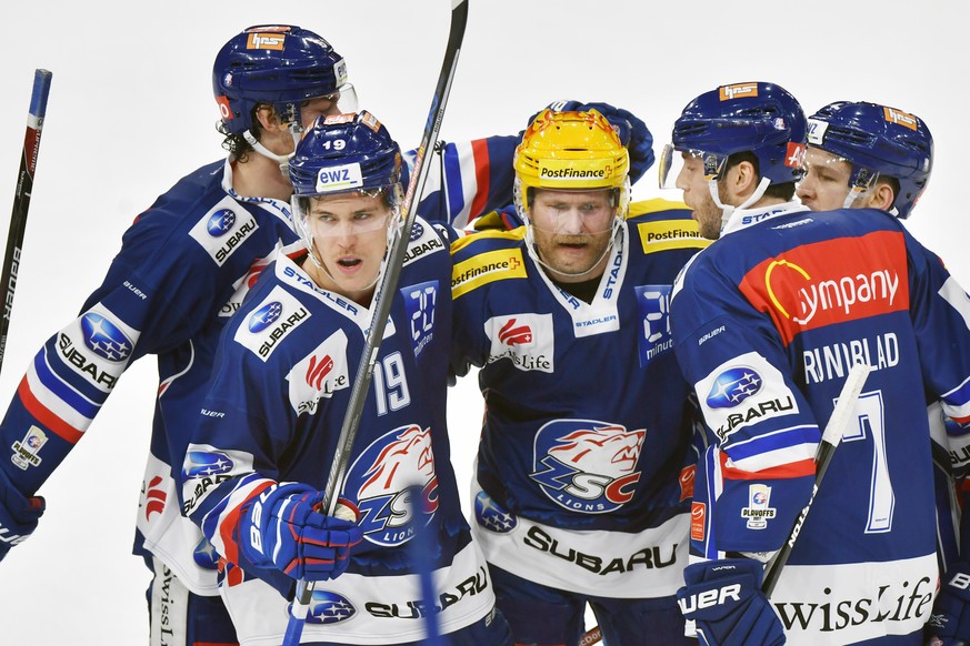 Der Zuercher jubeln nach dem 1-0 im dritten Eishockey Playoff-Viertelfinalspiel der National League A zwischen den ZSC Lions und dem HC Lugano, am Donnerstag, 9. Maerz 2017, im Hallenstadion in Zueric ...