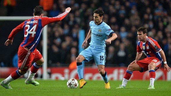 epa04503891 Manchester City&#039;s Jesus Navas (C) in action against Bayern Munich players Juan Bernat (R) and Pierre-Emile Hojbjerg (L) during the UEFA Champions League group E soccer match between M ...