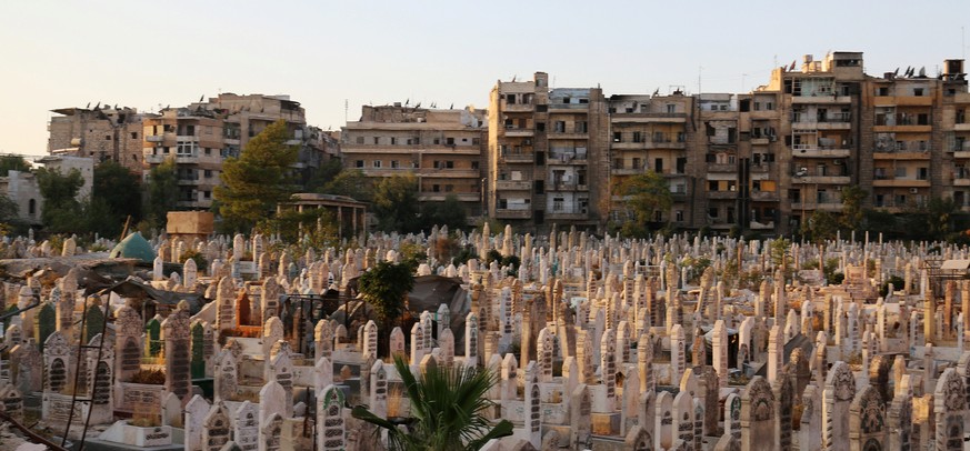 An over-crowded graveyard is pictured in the rebel held al-Shaar neighbourhood of Aleppo, Syria October 6, 2016. REUTERS/Abdalrhman Ismail