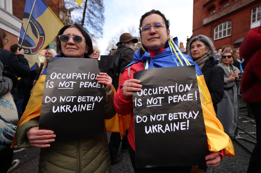 Nachrichten Linkding epa11915791 Protesters demonstrate outside the Russian embassy during a rally for Ukraine in London, Britain, 22 February 2025. People gather to mark the three-year anniversary of the Russian invasion ...