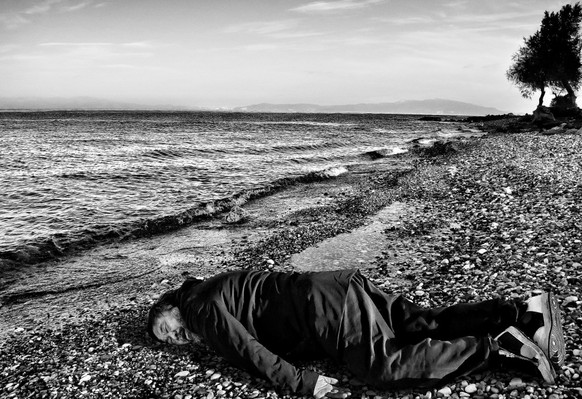 Der chinesische Künstler Ai Weiwei inszeniert den Tod des syrischen Flüchtlingskindes, das am Strand der griechischen Insel Lesbos gefunden wurde.&nbsp;