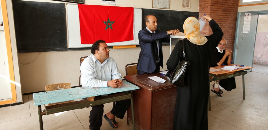 A voter casts his ballot at a polling station in Rabat, Morocco October 7, 2016. REUTERS/Youssef Boudlal