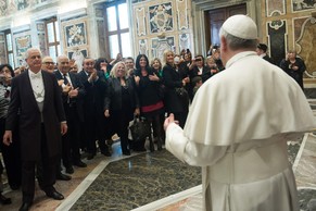 Papst Franziskus spricht mit Vertretern der italienischen pro-life Bewegung.